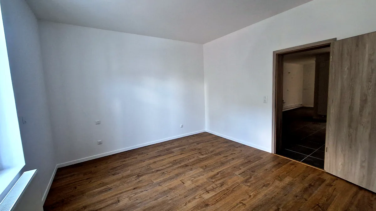 Chambre livrée après rénovation complète : parquet, peinture, menuiseries